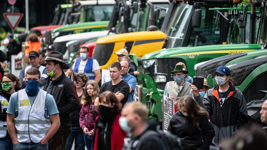 In München versammelten sich Landwirte zur Protestkundgebung vor dem bayerischen Umweltministerium.