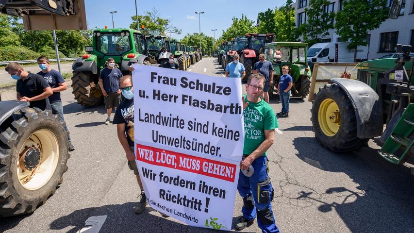 In Saarbrücken demonstrierten Landwirte vor dem Wirtschaftsministerium. Umweltministerin Svenja Schulze hatte den Landwirten in einem Bericht zur Lage der Natur vorgeworfen, zu viel Dünger und zu viele Pestizide einzusetzen.