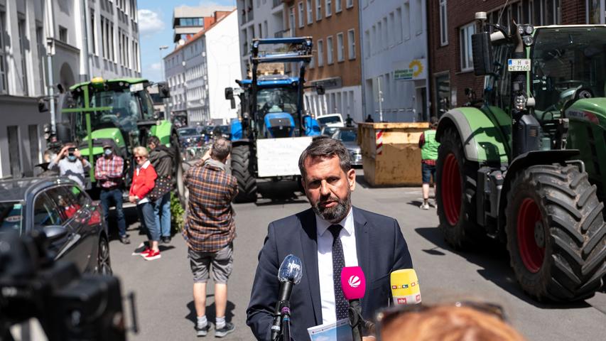 ...und in Hannover, wo Niedersachsens Umweltminister Olaf Lies (SPD) mit einigen Landwirten vor der SPD-Parteizentrale sprach.
 
  