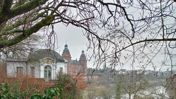 Folgt man dem Motto "Von Fürsten, Fuhrleuten und Pilgern", ist man den historischen Sehenswürdigkeiten des Spessart-Mainlands auf der Spur. Aschaffenburg selbst mit seinem Schloss Johannisburg erinnert an die Toskana, und durch einen Wald geht es weiter ins Fachwerkstädtchen Lohr am Main, wo das historische Schneewittchen gelebt haben soll. Alle Infos zur Strecke und einzelnen Etappen gibt es hier.