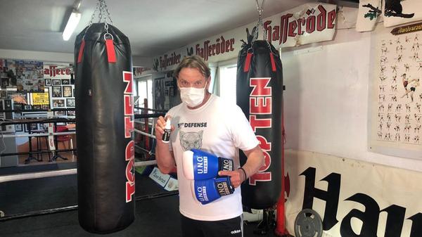 "Für unsere Region wäre es schon toll gewesen, wenn der Söder Bundeskanzler geworden wäre. Er ist zwar nicht mein bester Freund, aber meinen Respekt und meine Bewunderung hat er. Wenn ich in einen Boxkampf ziehe, will ich den ja auch gewinnen, aber das war nun mal ein Machtkampf (lacht). Bevor er sich einen Nagel in den Finger reißt, lässt er es lieber. Tauschen möchte ich mit dem zumindest nicht: Politiker zu sein ist nicht einfach, schon gar nicht in dieser Pandemie. Das Kanzleramt könnte man mir auch schenken, ich würde es nicht wollen. "