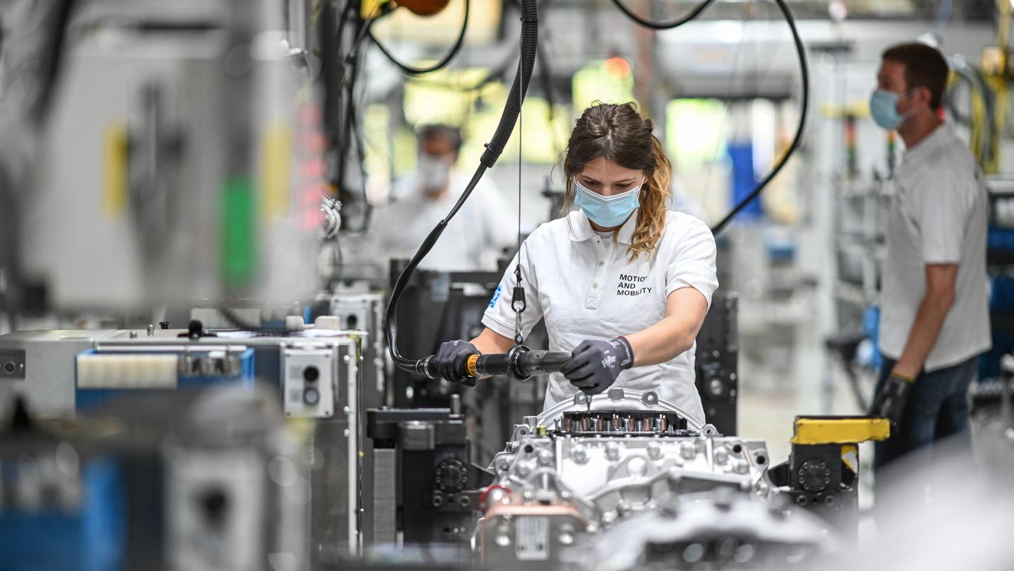 Während in Friedrichshafen die Produktion von Getrieben für Lastwagen (im Bild) wieder angefahren wurde, herrscht andernorts beim Automobilzulieferer ZF noch Kurzarbeit. Jetzt macht das Schreckgespenst vom Abbau von zirka 7 500 Stellen allein in Deutschland die Runde.