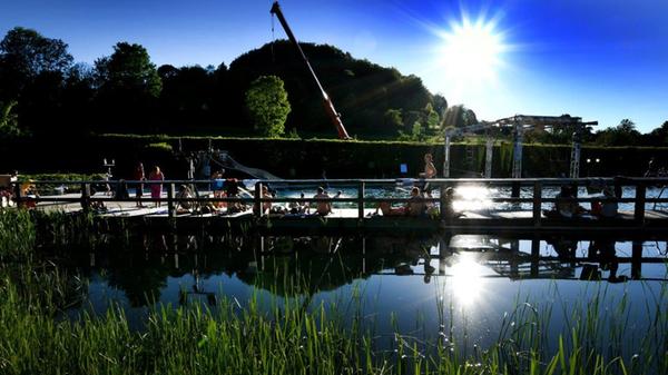 Nur einige Minuten von der fränkischen Grenze entfernt entspringt im Naturbad Königstein in der Oberpfalz das Wasser einer natürlichen Quelle und ist naturbelassen. Zu dem Bad in idyllischer, grüner Lage zählt eine weiträumige Liegewiese und ein großer Wasser-Spiel-Bereich für Kinder. Neben einem Beachvolleyball-Feld, Sprungturm und Riesenschach gibt es auch bei den Aktivitäten viele Naturelemente: Etwa den Naturbach mit Kies im Kinderspielbereich oder auch den Sprungfelsen. Adresse: Badstraße 3, 92281 Königstein