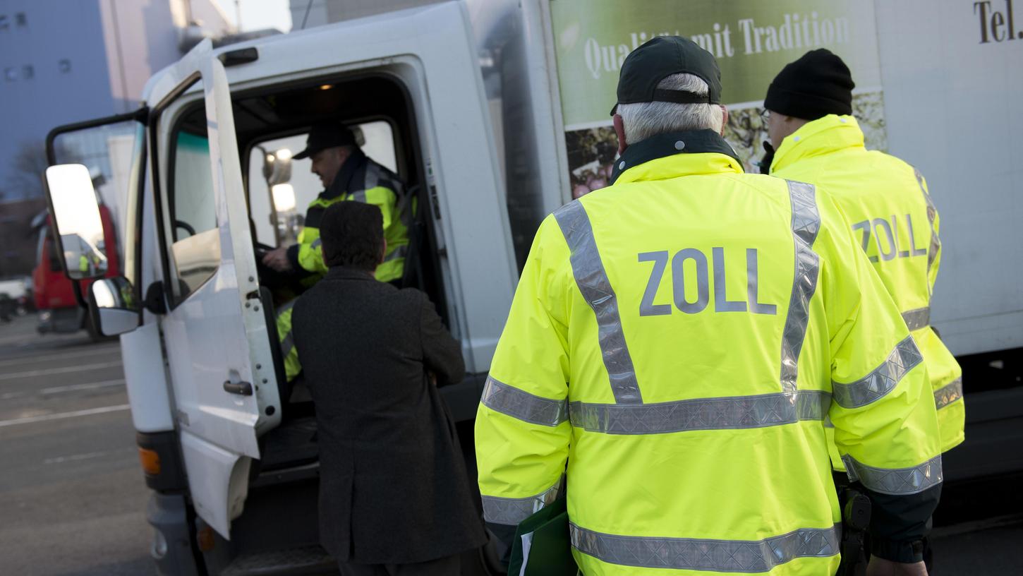 Zollbeamte bei der Kontrolle: In der Region wurden in diesen Tagen Fleischbetriebe überprüft. Zollbeamte bei der Kontrolle: In der Region wurden in diesen Tagen Fleischbetriebe überprüft.