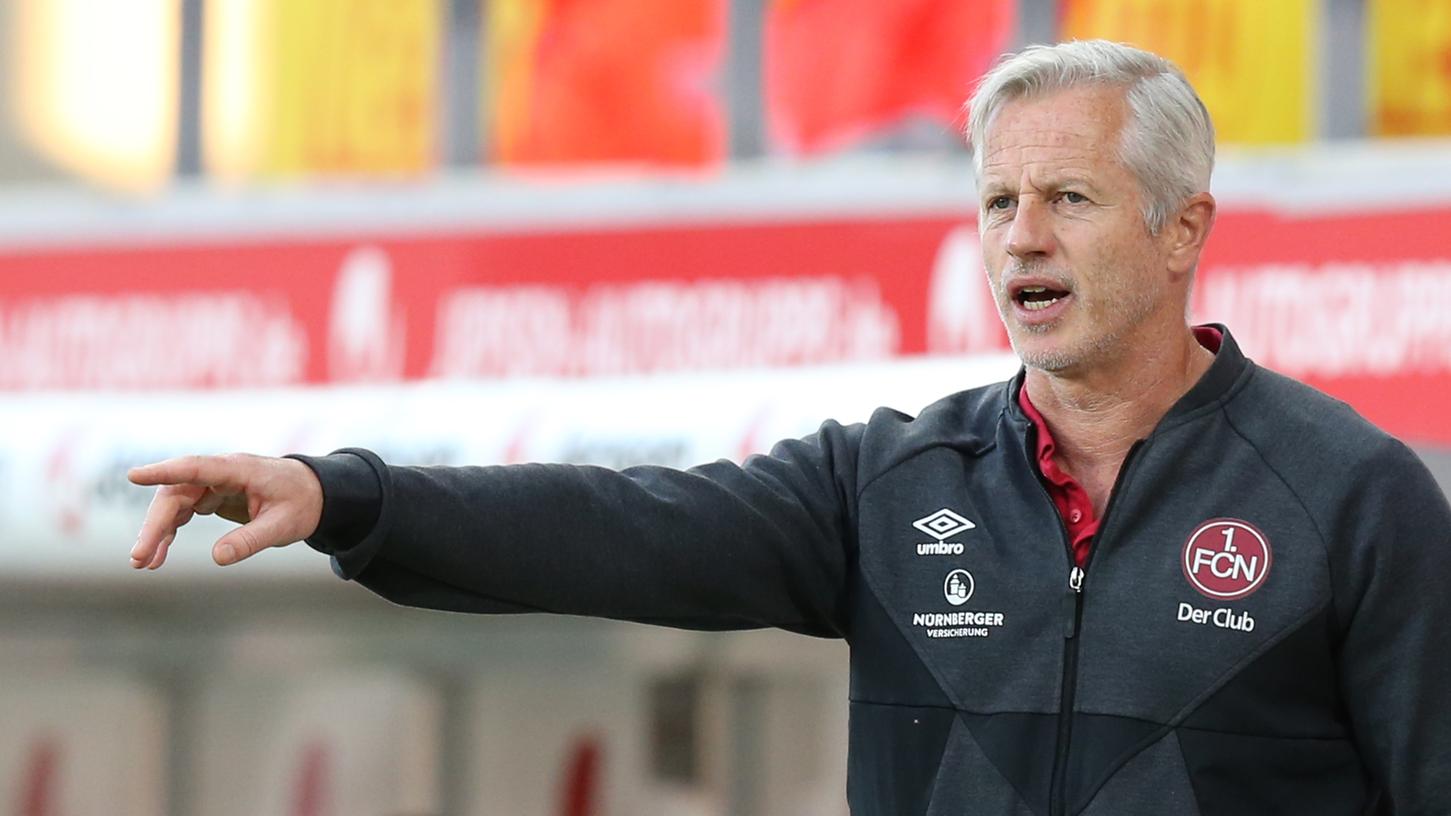 Club-Trainer Jens Keller steht mit seiner Mannschaft am Samstag gegen Bochum gewaltig unter Druck. Club-Trainer Jens Keller steht mit seiner Mannschaft am Samstag gegen Bochum gewaltig unter Druck.