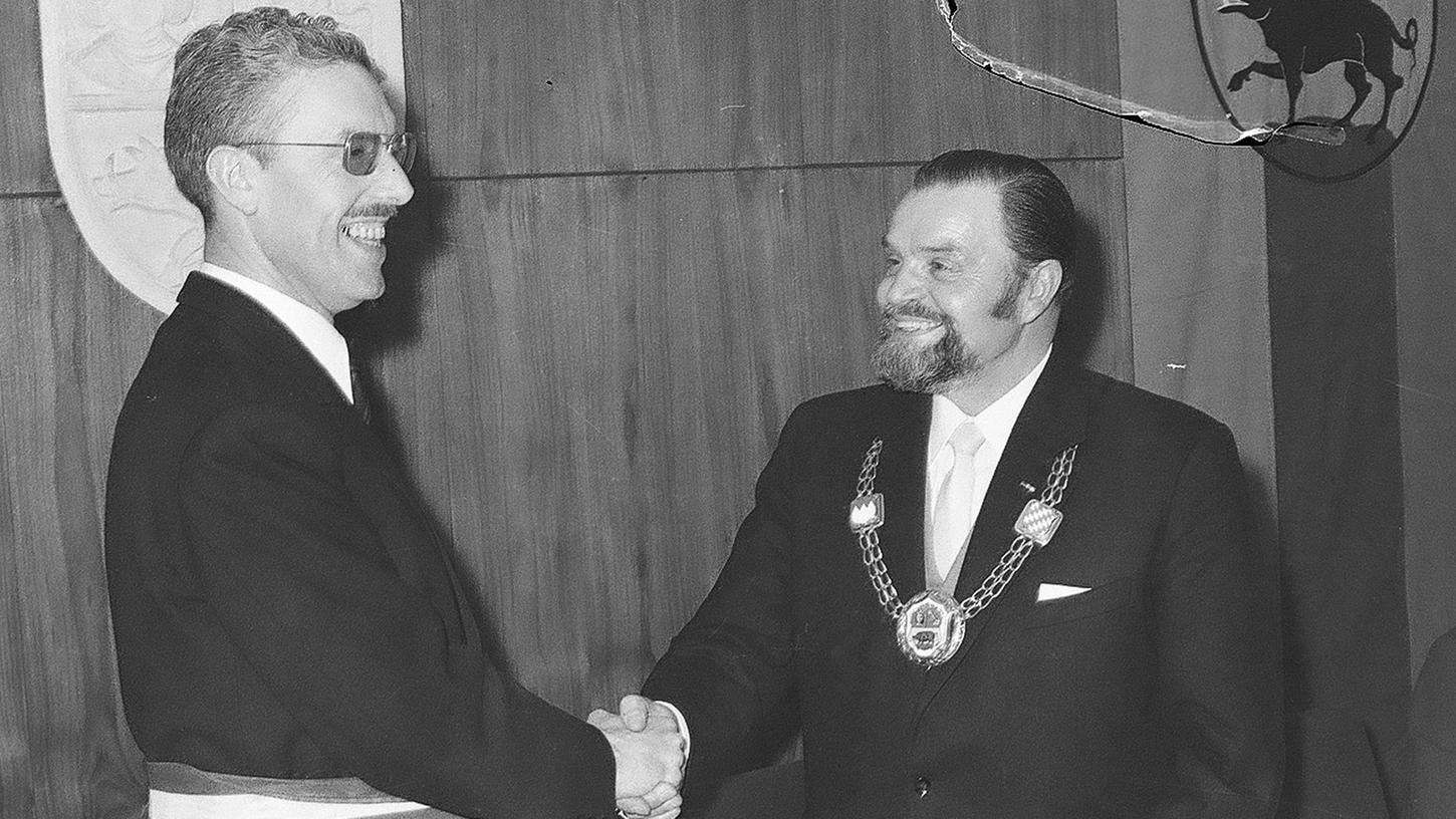 Bei der Vertragsunterzeichnung am 12. April 1970: Die beiden Bürgermeister Michel Crucis und Paul Lachmayer.