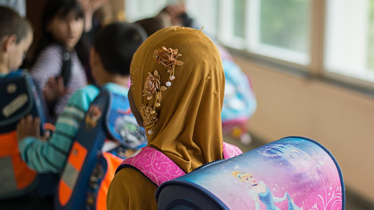 In unlösbare Konflikte geraten könnten Mädchen im Grundschul- und Kitaalter, wenn ihnen das Tragen eines Kopftuches in der Einrichtung verboten wird, fürchtet Abgeordnete Gökay Akbulut von der Linksfraktion.