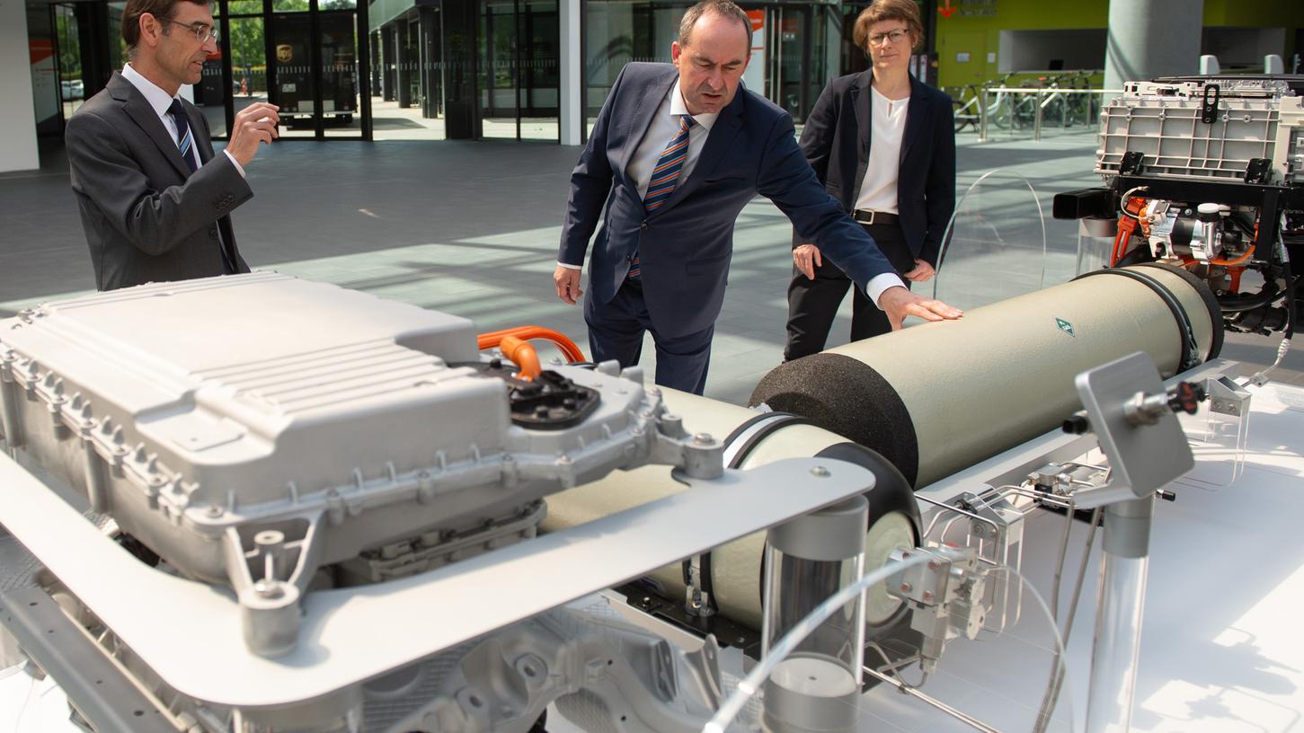 Hubert Aiwanger (FW, M), Wirtschaftsminister von Bayern, betrachtet vor einer Pressekonferenz im Messezentrum in Nürnberg zur Vorstellung der bayerischen Wasserstoffstrategie.