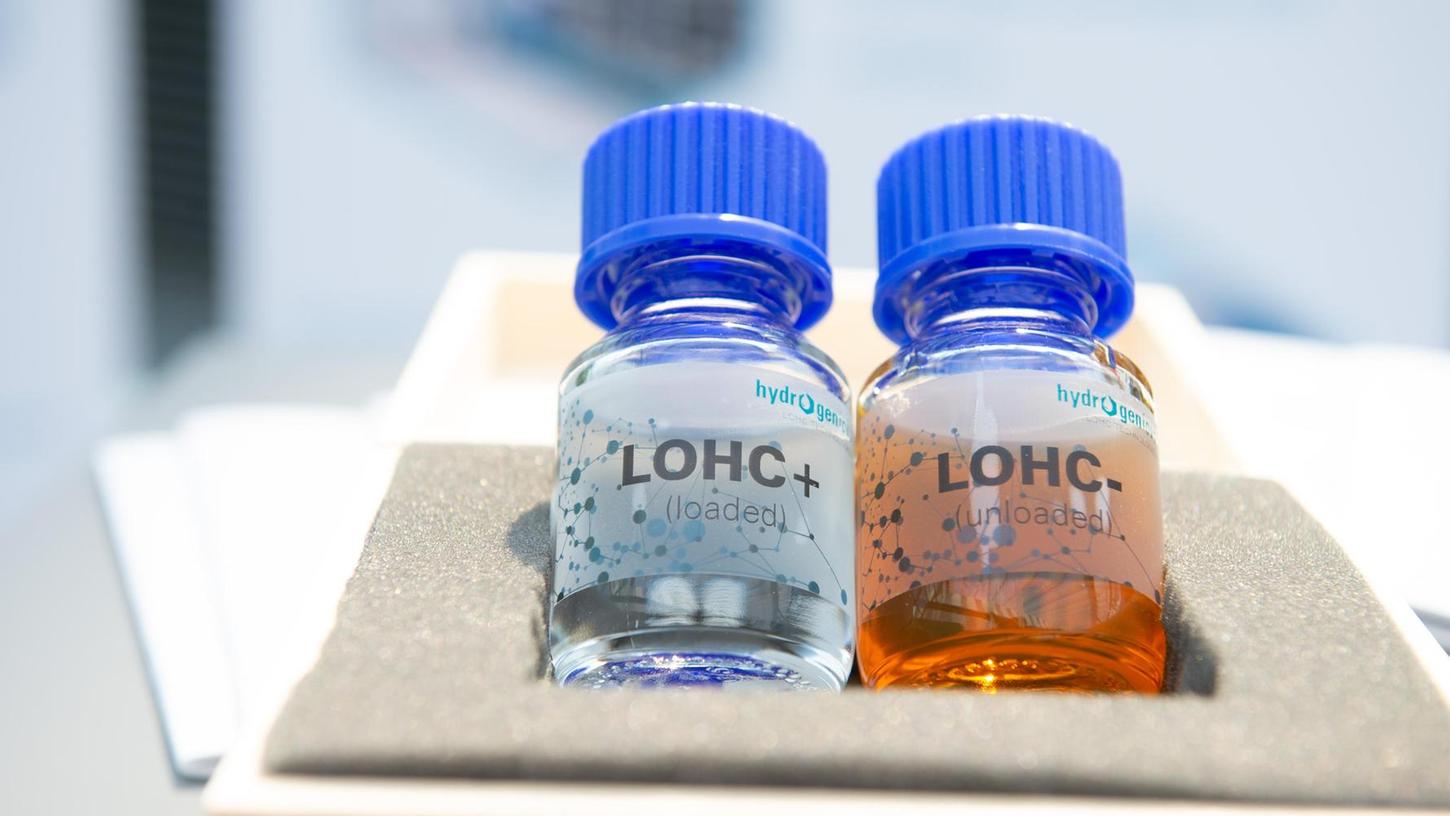 Diese beiden Flaschen enthalten einen flüssigen, organischen Wasserstoffträger, auf Englisch "liquid organic hydrogen carrier“ (LOHC).