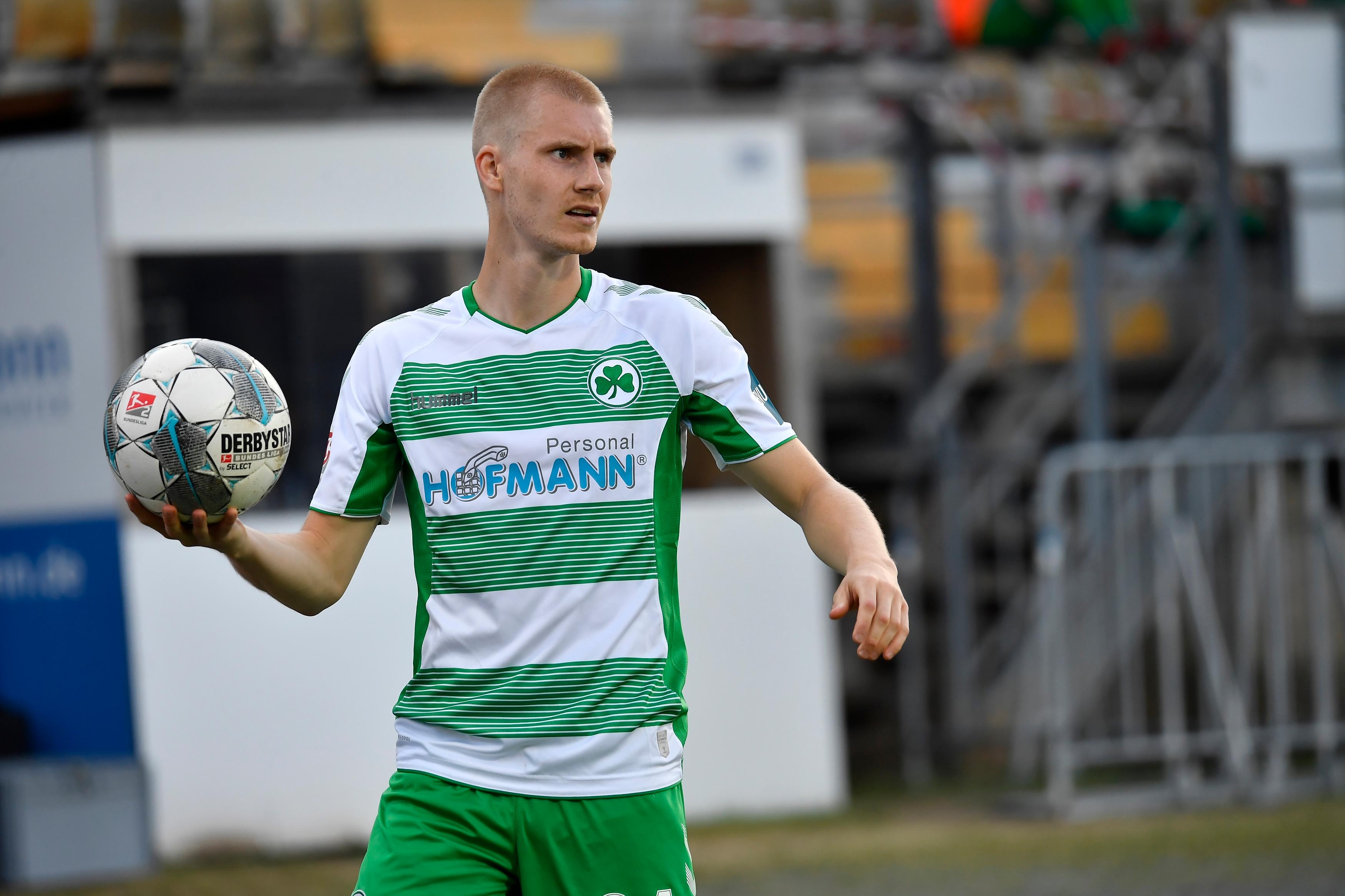 Gefiel durch grundsolides Passspiel. Auch die Laufarbeit stimmte. Die besonderen Momente fehlten. Redaktion: 3 | kicker: 3,5 | User: 3,7 (89 Stimmen)