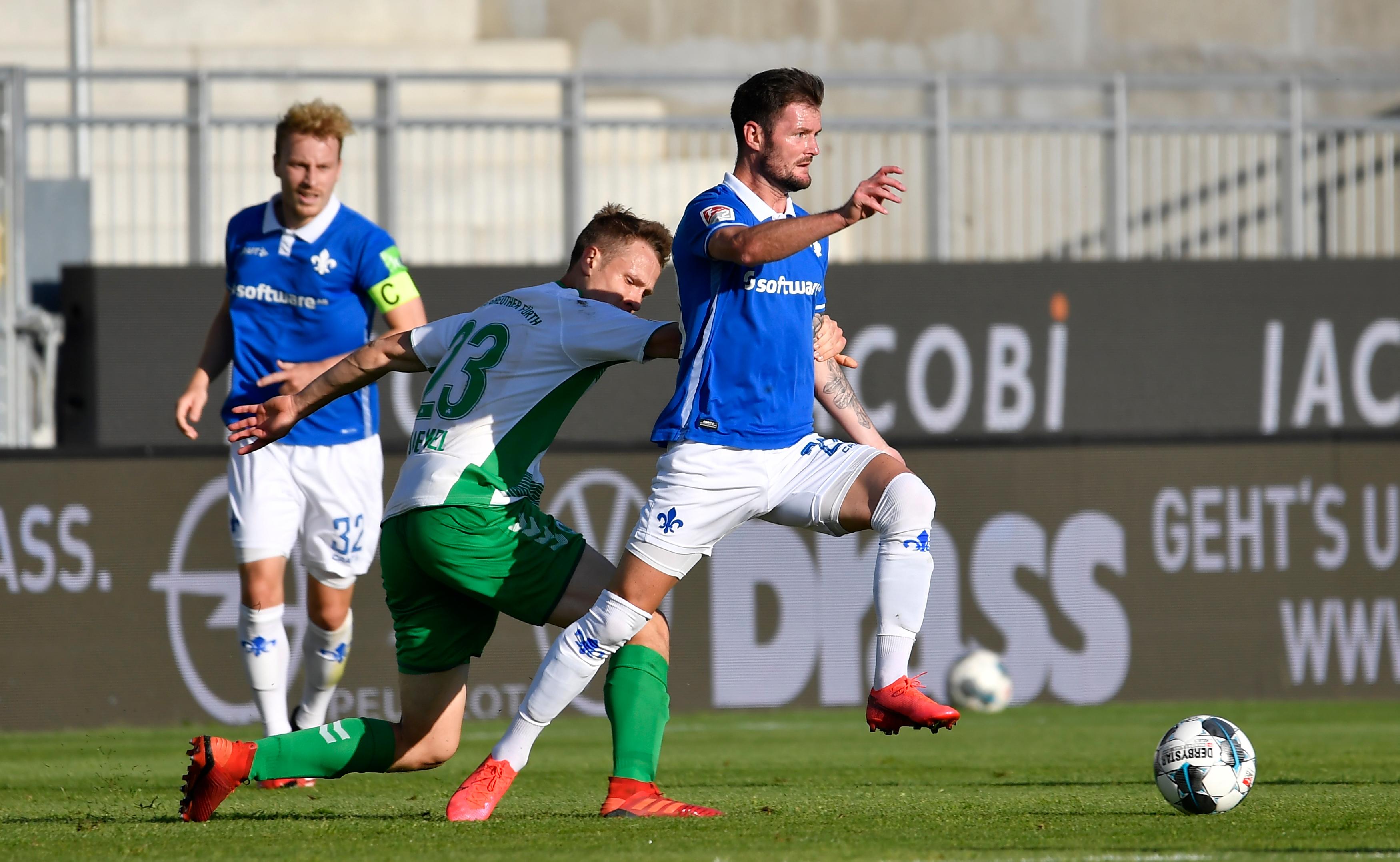 Nicht immer sattelfest in den Zweikämpfen. Stolperte einmal dem Gegner den Ball aussichtsreich in die Füße. Kämpfte aber verbissen um jeden Ball. Redaktion: 3 | kicker: 3,5 | User: 3,9 (88 Stimmen)