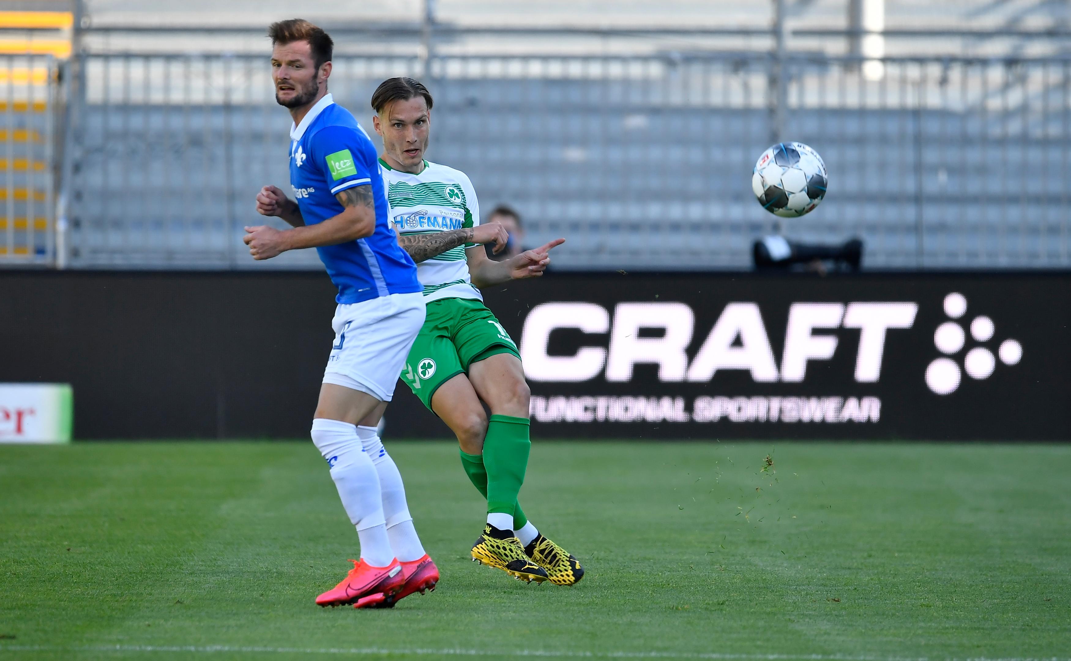 Vor allem in der ersten Hälfte ein Aktivposten. Stieß gut in die Räume und versendete ein paar gute Flanken. Baute dann aber ab. Redaktion: 3 | kicker: 3 | User: 3 (87 Stimmen)