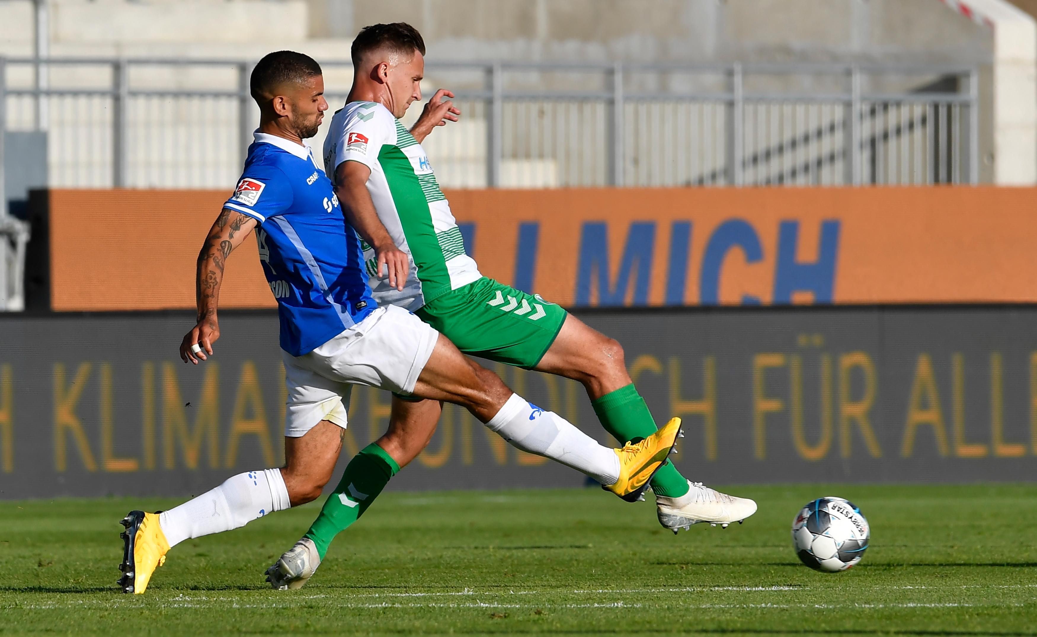 Der Routinier glänzte hin und wieder mit Spielintelligenz. Nur beim 0:1 ließ er sie vermissen und verpasste es, den Konter mit einem taktischen Foul zu unterbinden. Redaktion: 4 | kicker: 4 | User: 3,6 (87 Stimmen)