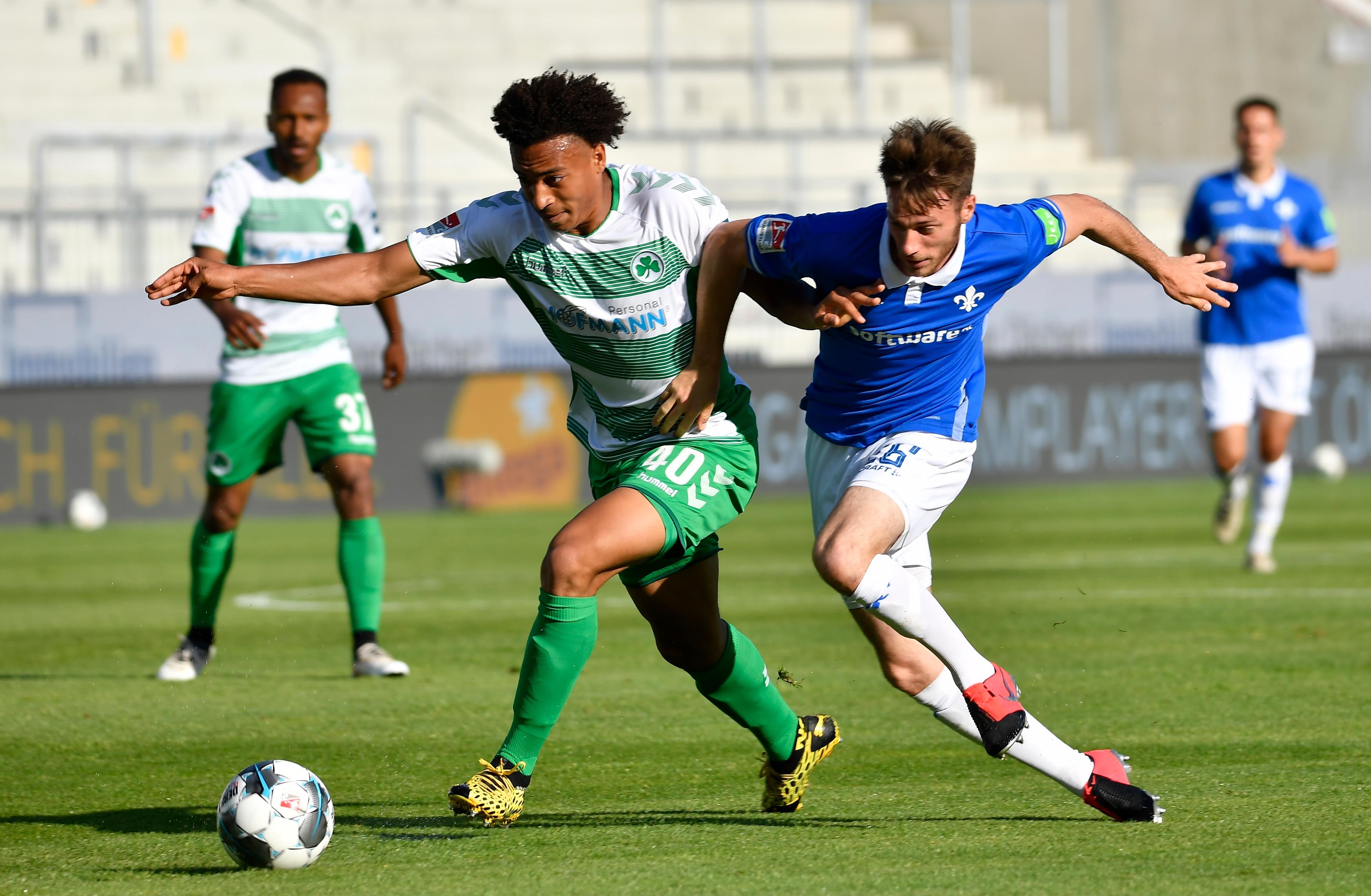 Im Ansatz gut, in der Umsetzung dann aber doch zu oft ausgebremst. Blieb zur Pause Gelb-vorbelastet in der Kabine. Redaktion: 5 | kicker: 4,5 | User: 3,6 (84 Stimmen)