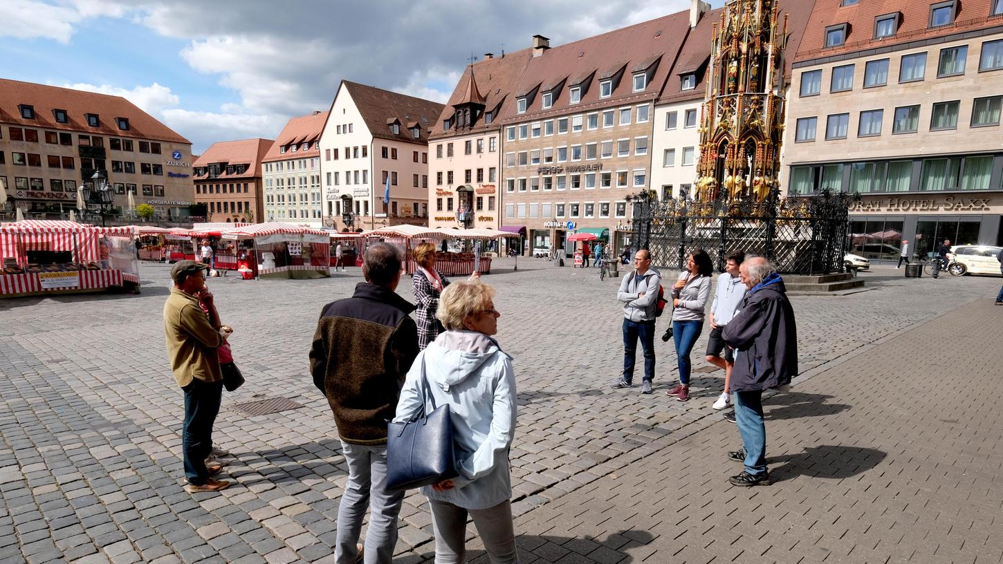 Mit dem gebotenen Sicherheitsabstand starteten die Stadtführungen in Nürnberg am Wochenende wieder.