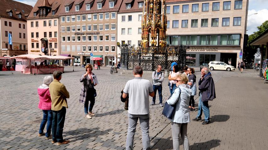Stadtrundgänge starten wieder: Ein paar Touristen für Nürnberg
