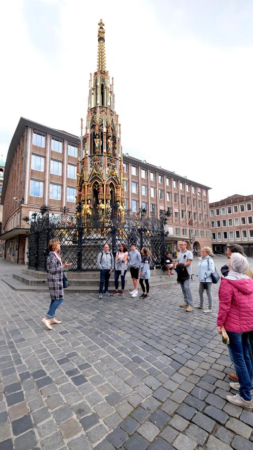 Stadtrundgänge starten wieder: Ein paar Touristen für Nürnberg