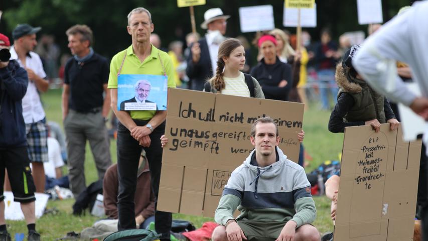 Bilder: Hunderte demonstrieren in Nürnberg gegen Corona-Maßnahmen
