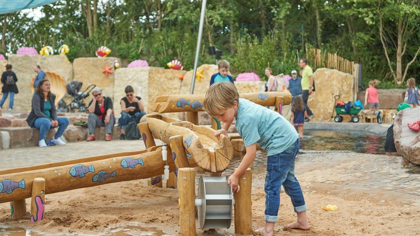 Ein großer Sand-Matsch-Bereich lädt im Playmobil-Funpark zum Spielen ein.
