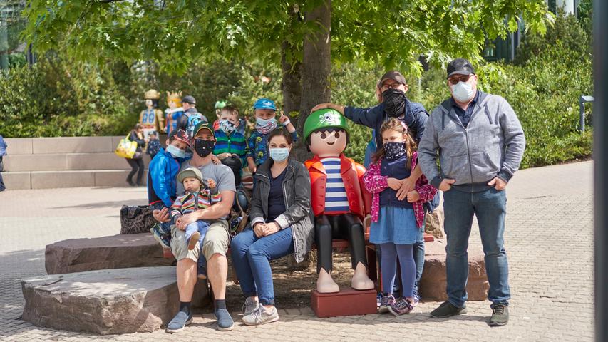 Erinnerungsfoto mit Masken: Aus der Lausitz ist Enrico Henoch (rechts) angereist, um endlich wieder einmal seine Enkelkinder zu sehen.