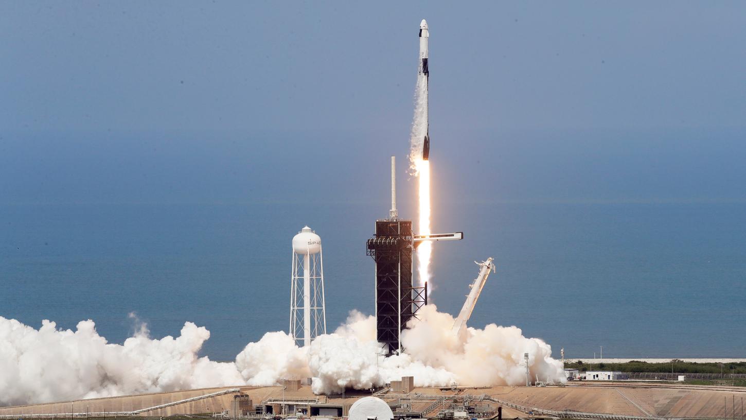 Eine SpaceX "Falcon 9"-Rakete mit den NASA-Astronauten Hurley und Behnken in der Besatzungskapsel der Dragon hebt von der Startrampe 39-A im Kennedy Space Center ab.