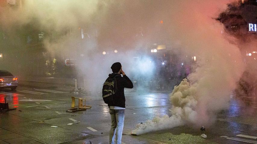 May 30, 2020, Seattle, Washington, USA: A smoke device is seen near a demonstrator during protests in response to the death of George Floyd in Seattle, Washington on May 30, 2020. Thousands of protesters demonstrated amidst the COVID-19 pandemic, causing widespread damage in the city s retail core, which led Governor Jay Inslee to activate more than 200 Washington National Guard personnel. Seattle USA - ZUMAr101 20200530zafr101004 Copyright: xDavidxRyderx