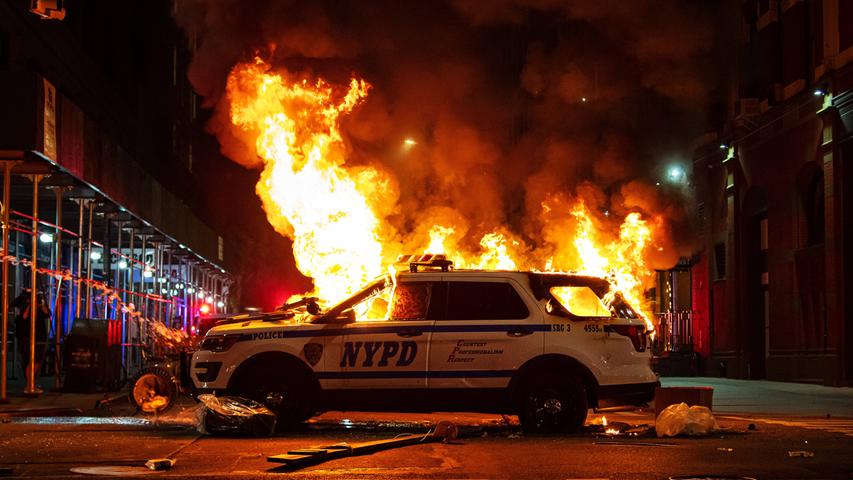 News Bilder des Tages 200530 A police car is one fire during a protest over the death of George Floyd, on May 30, 2020 close to Union Square in the Manhattan borough of New York, NY, USA. Photo: Joel Marklund / BILDBYRAN / kod JM / 88155 bbeng protest demonstration Black Lives Matter *** 200530 A police car is one fire during a protest over the death of George Floyd, on May 30, 2020 close to Union Square in the Manhattan borough of New York, NY, USA Photo Joel Marklund BILDBYRAN kod JM 88155 bbeng protest demonstration Black Lives Matter, PUBLICATIONxNOTxINxSWExNORxAUT Copyright: JOELxMARKLUND 0047299248st