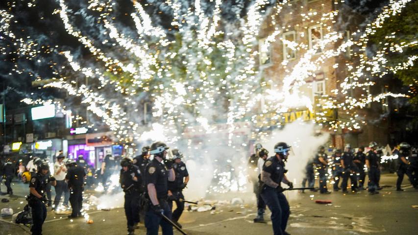 News Bilder des Tages Fireworks explode on a group of police officers when Black Lives Matter protesters clash with NYPD Police Officers as protests around the country continue over the death of George Floyd at the hands of the Minneapolis police in New York City on Saturday, May 30, 2020. Former Minneapolis police officer Derek Chauvin was arrested Friday days after video circulated of him holding his knee to George Floyd s neck for more than eight minutes before Floyd died. All four officers involved in the incident also have been fired from the Minneapolis Police Department. PUBLICATIONxINxGERxSUIxAUTxHUNxONLY NYP20200530506 COREYxSIPKIN