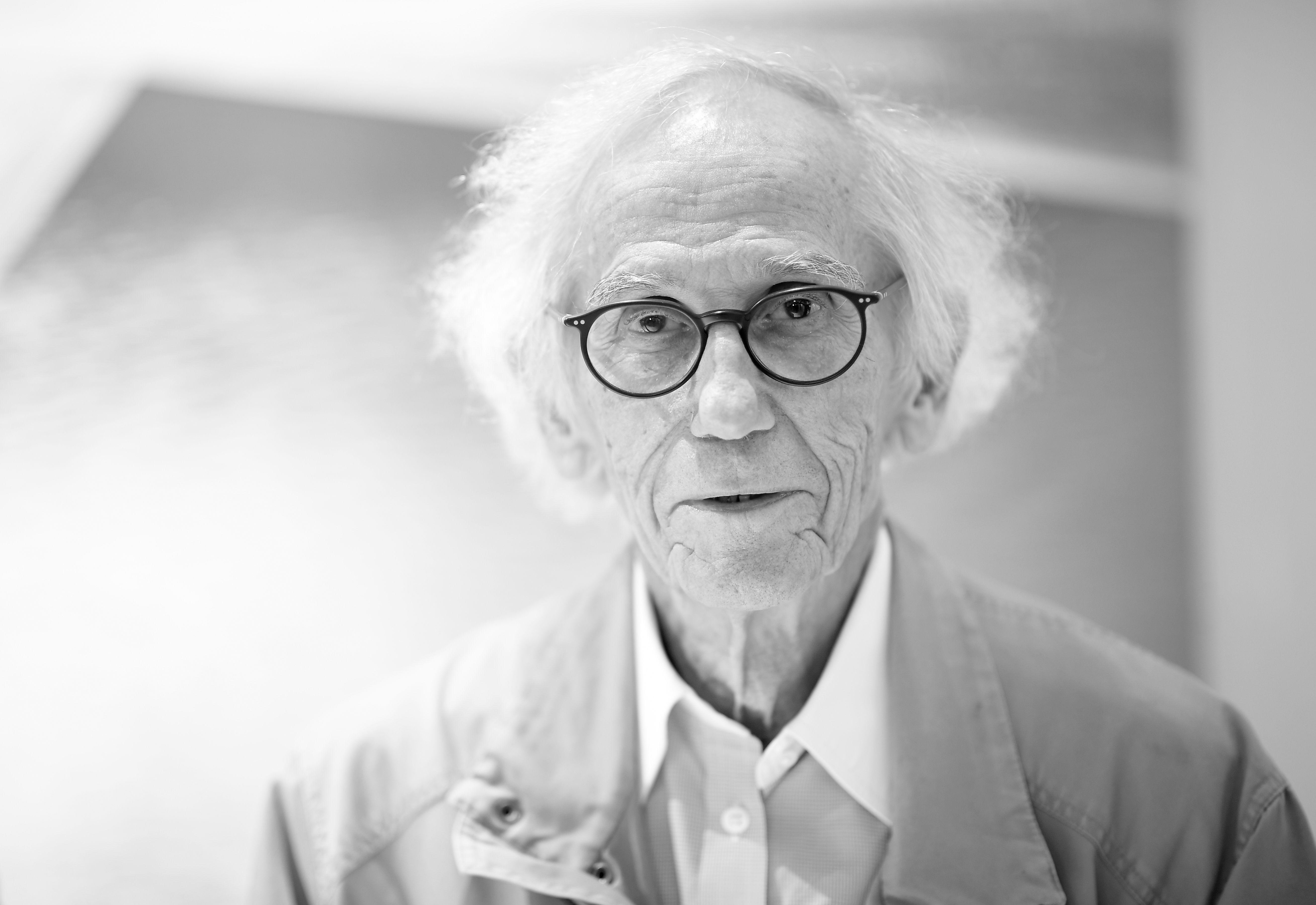 Der Künstler Christo, der vor 25 Jahren auch das Reichstagsgebäude in Berlin verhüllte, ist tot. Er starb in New York im Alter von 84 Jahren eines natürlichen Todes, wie auf seiner Website mitgeteilt wurde und sein Büro am Sonntagabend der Deutschen Presse-Agentur bestätigte.