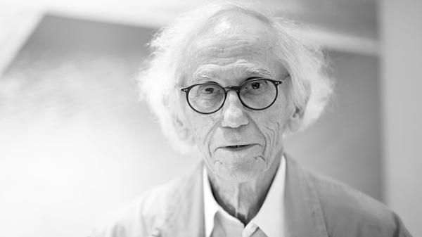 Der Künstler Christo, der vor 25 Jahren auch das Reichstagsgebäude in Berlin verhüllte, ist tot. Er starb in New York im Alter von 84 Jahren eines natürlichen Todes, wie auf seiner Website mitgeteilt wurde und sein Büro am Sonntagabend der Deutschen Presse-Agentur bestätigte.