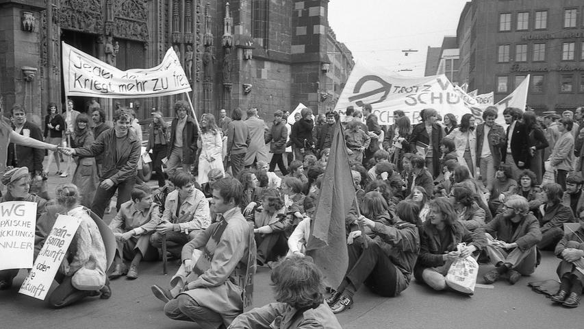 Mehr als 1500 Jugendliche demonstrierten am Samstag in der Innenstadt mit Transparenten und Sprechchören für den Frieden und gegen den Hunger der Welt. Hier geht es zum Kalenderblatt vom 1. Juni 1970: Friedensmarschierer in Nürnberg unterwegs