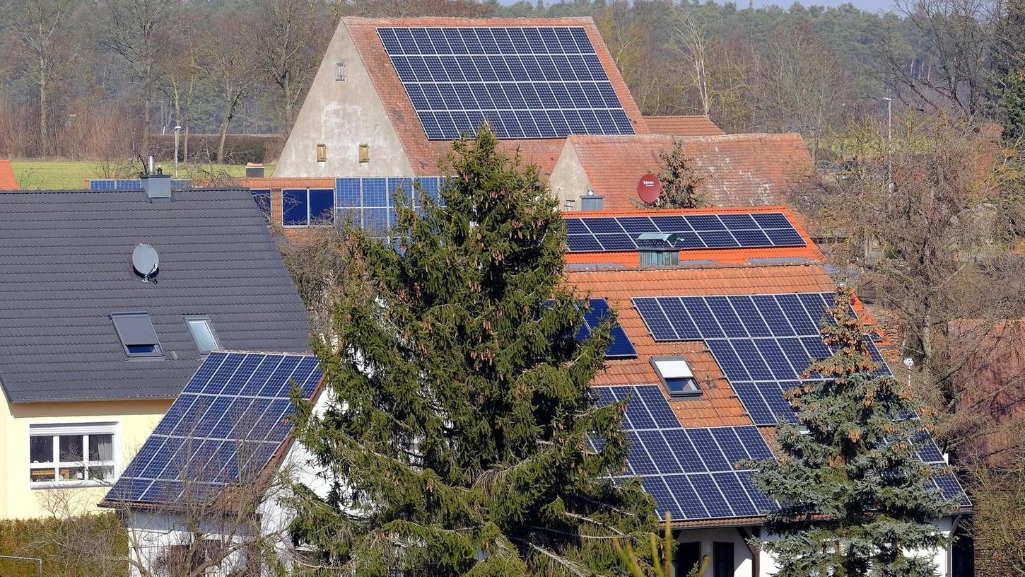 Viele Bürger haben schon längst PV- und Solarthermieanlagen auf ihre Dächer montiert, wie hier in Steinbach. Nun soll dies für neue Baugebiete verbindlich vorgeschrieben werden.