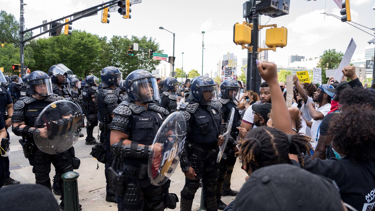 Die Proteste in den USA aufgrund des von einem Polizisten getöteten George Floyd reißen nicht ab. In Minneapolis, wo der 46-Jährige Floyd vor einer Woche nach seiner Festnahme starb, fuhr nun ein Tankwagen auf einer Autobahn mit Tausenden Demonstranten in eine Menschenmenge.
Die Proteste in den USA aufgrund des von einem Polizisten getöteten George Floyd reißen nicht ab. In Minneapolis, wo der 46-Jährige Floyd vor einer Woche nach seiner Festnahme starb, fuhr nun ein Tankwagen auf einer Autobahn mit Tausenden Demonstranten in eine Menschenmenge.
