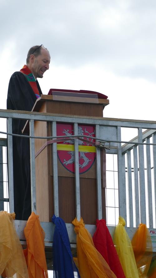Drive-in Gottesdienst in Plech, Pfarrer Christoph Weißmann predigte von einer Hebebühne aus.