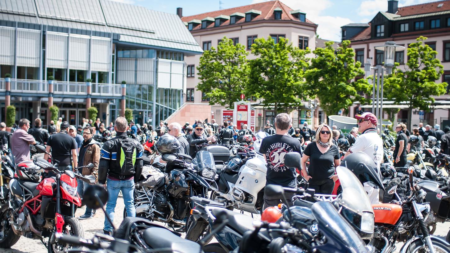 Mehrere Hundert Biker versammelten sich in Aschaffenburg.