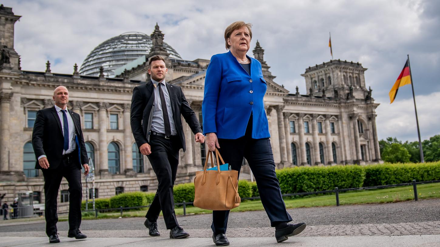 Bundeskanzlerin Angela Merkel trifft sich am Dienstagnachmittag mit Spitzenvertretern der Regierungsparteien CDU, CSU und SPD.