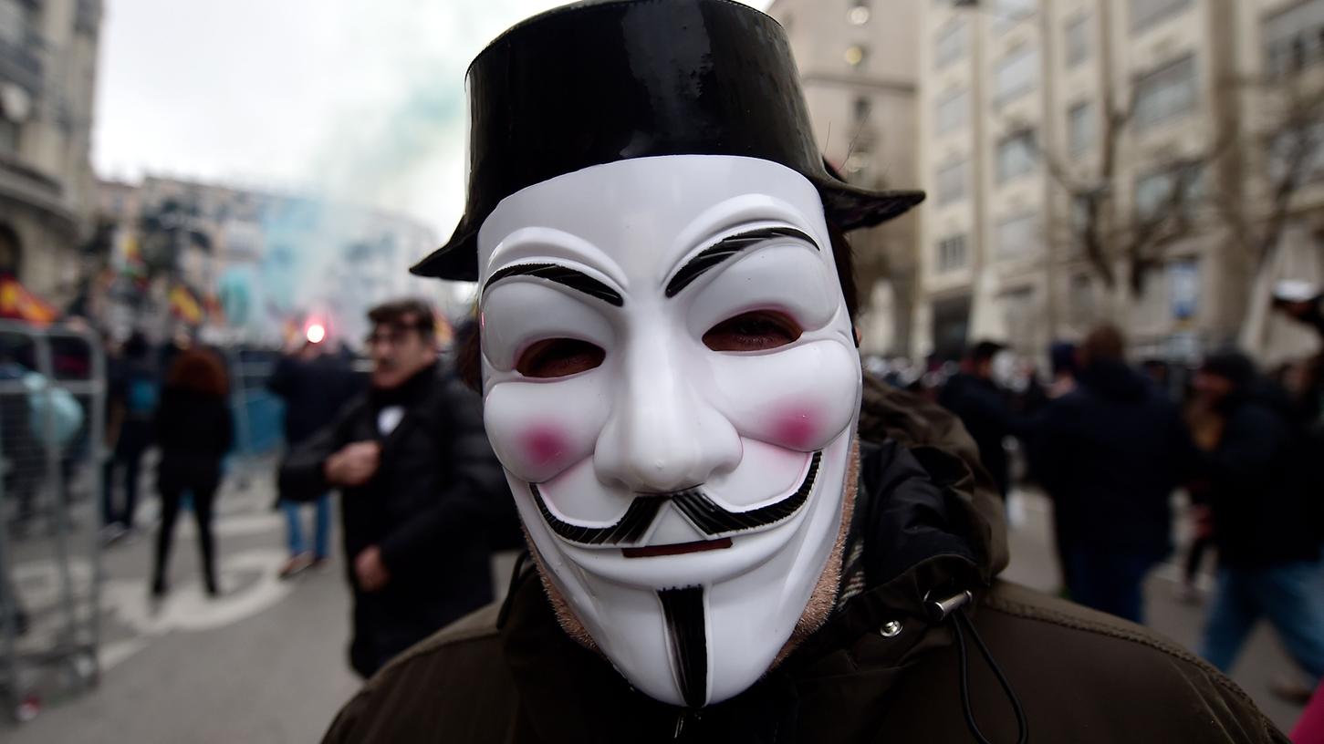 Ein Mann trägt bei einer Demonstration eine Guy-Fawkes-Maske: Hinter solchen verstecken sich auch die Aktivisten der des Hacker-Kollektivs Anonymous, die nun ein neues Video ins Netz gestellt haben.
