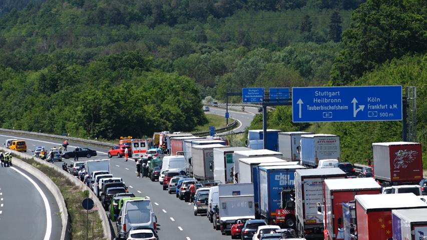 Schock für Autofahrer: Stromkabel kracht auf die A3 bei Würzburg