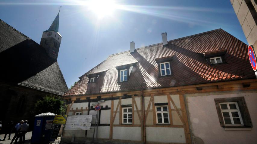 Zwei "Doppelhaushälften" entstehen in dem Gebäude, dessen älteste Holzbauteile nun auf 1457/58 datiert werden konnten. Kostenprognose der Sanierung: 1,2 Millionen Euro.
  