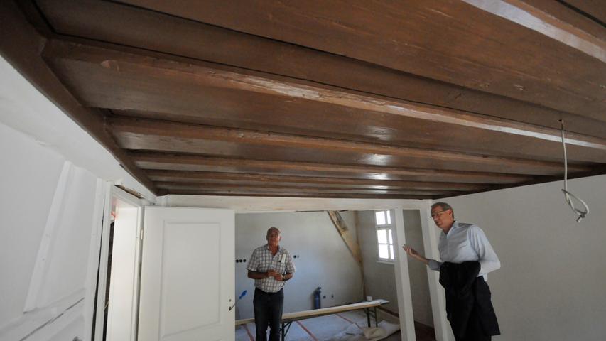 Unterschiedlichste Bauphasen sind auszumachen an dem Gebäude, dass über die Jahrhunderte unterschiedlichst genutzt wurde. Hier eine eingezogene Bohlen-Balken-Decke (Holzfällung etwa 1730).