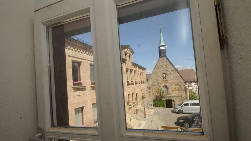 Bei der Besichtigung des Seelhauses von innen ergab sich im Juni 2020 auch diese Perspektive auf die städtische Musikschule (l.), die Kapelle (Mitte) und unmittelbar daneben (r.) das Mesnerhaus.
Bei der Besichtigung des Seelhauses von innen ergab sich im Juni 2020 auch diese Perspektive auf die städtische Musikschule (l.), die Kapelle (Mitte) und unmittelbar daneben (r.) das Mesnerhaus.
