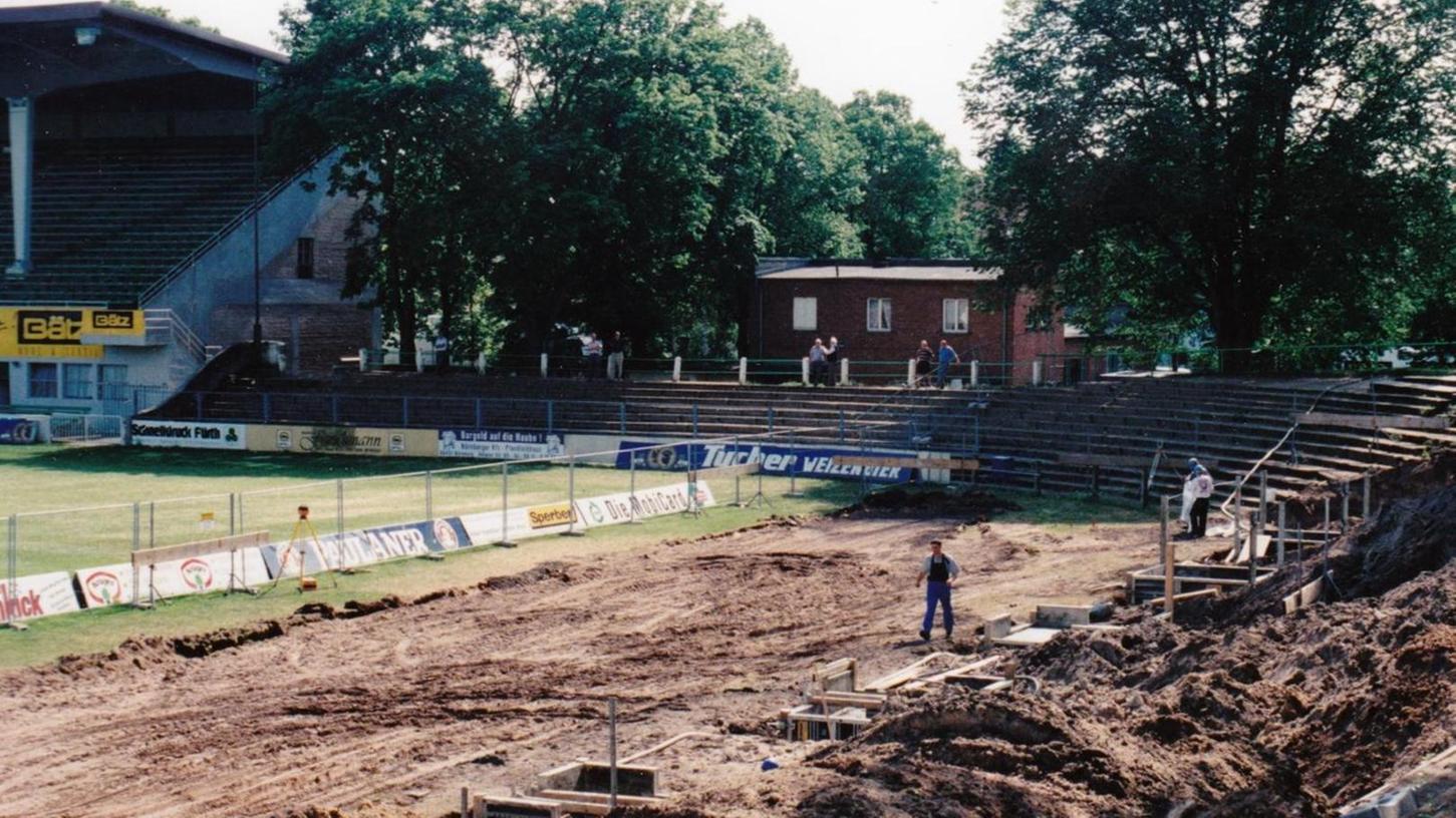 Im Mai 1997 wurde im Ronhof der Erdwall der Nordkurve abgetragen. Im Hintergrund ist das alte Sportheim zu sehen, das 2009 den neuen Eingängen weichen musste.
