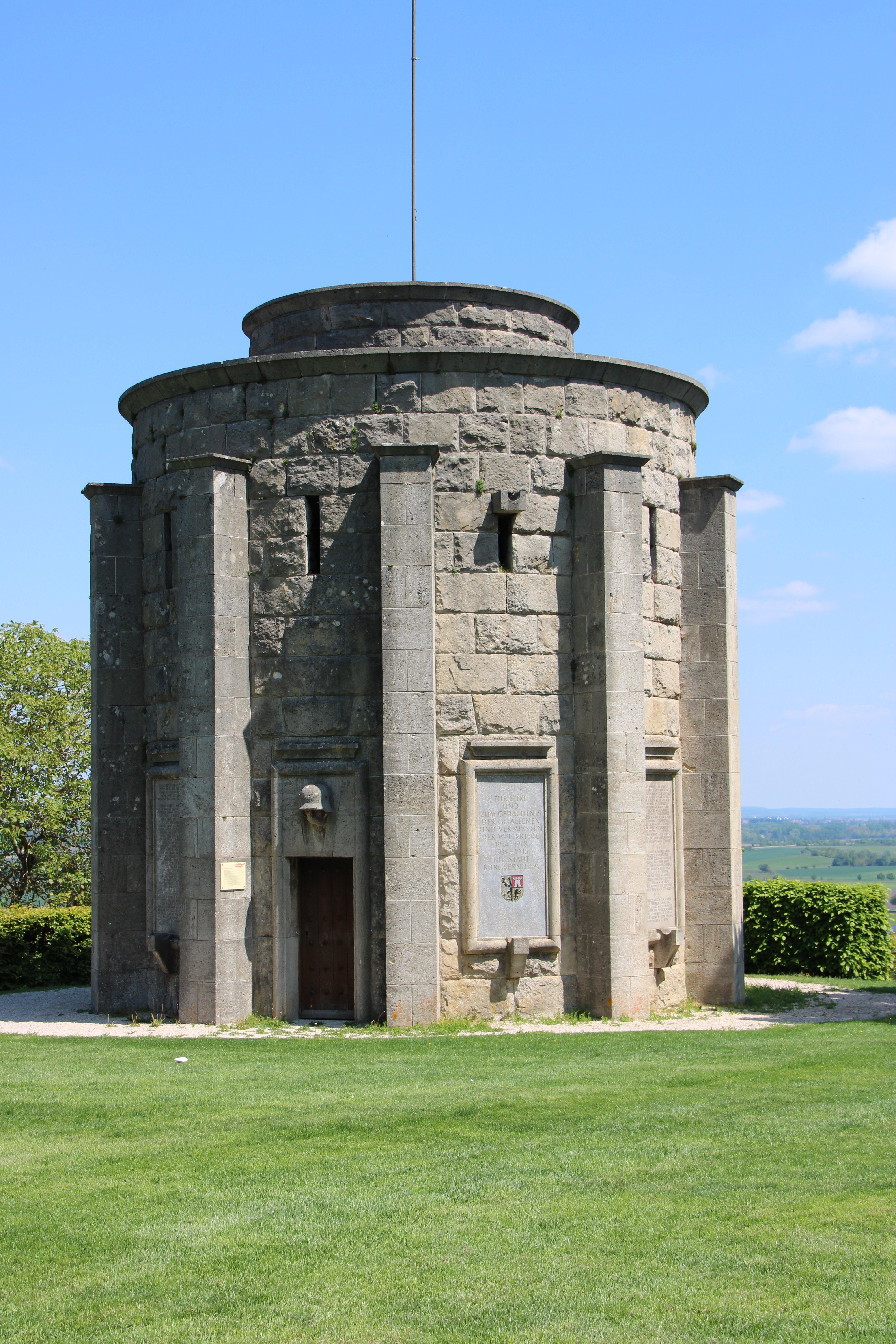 Der "Gau- und Höhenweg" von Burgbernheim über Gallmersgarten, Hemmersheim, Herrnberchtheim, Bullenheim, Humprechtsau, Ergersheim und Illesheim ist nur etwas für Trainierte: Die Strecke ist insgesamt 107,7 Kilometer lang und hat stolze 805 Höhenmeter. Der tiefste Punkt liegt bei 258 Metern, der höchste bei 424 Metern. Übrigens: Bereits beim Start in Burgbernheim lohnt sich ein kurzer Abstecher zum dortigen Kriegerdenkmal. 