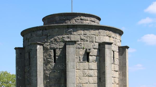 Der "Gau- und Höhenweg" von Burgbernheim über Gallmersgarten, Hemmersheim, Herrnberchtheim, Bullenheim, Humprechtsau, Ergersheim und Illesheim ist nur etwas für Trainierte: Die Strecke ist insgesamt 107,7 Kilometer lang und hat stolze 805 Höhenmeter. Der tiefste Punkt liegt bei 258 Metern, der höchste bei 424 Metern. Übrigens: Bereits beim Start in Burgbernheim lohnt sich ein kurzer Abstecher zum dortigen Kriegerdenkmal.