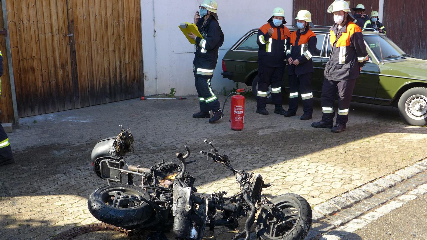 Unterhambach: Zweirad in Brand