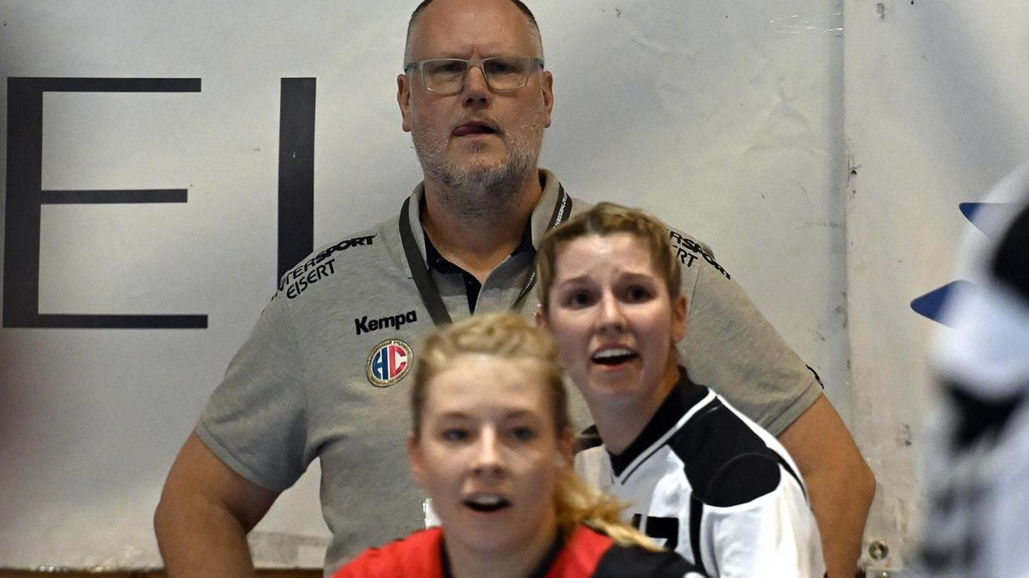Das Ziel bleibt unverändert: Trainer Attila Kardos (im Hintergrund) möchte mit seinen Erlanger Handballerinnen in die dritte Liga aufsteigen.