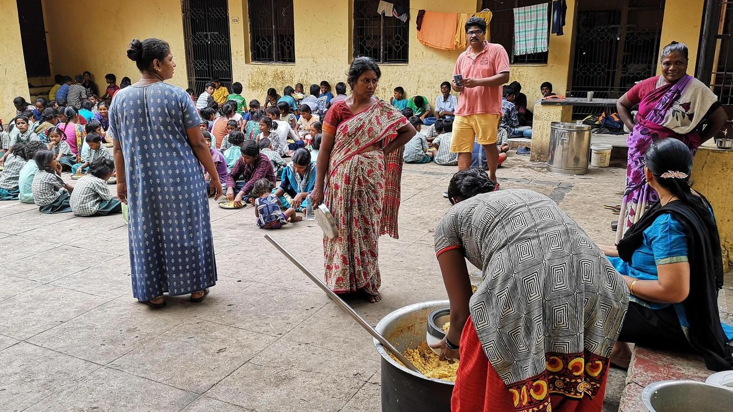 Die Hemalata-Waisenhäuser in Südindien sind von der Corona-Krise stark betroffen. Bei der Essensausgabe sitzen die Kinder in Reih und Glied.