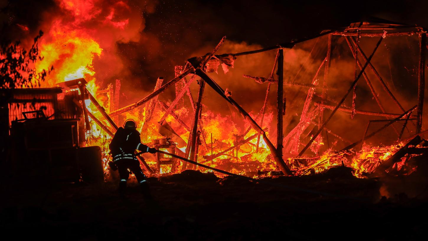 Rund 50 Feuerwehrleute löschten den Brand bis in die frühen Morgenstunden.