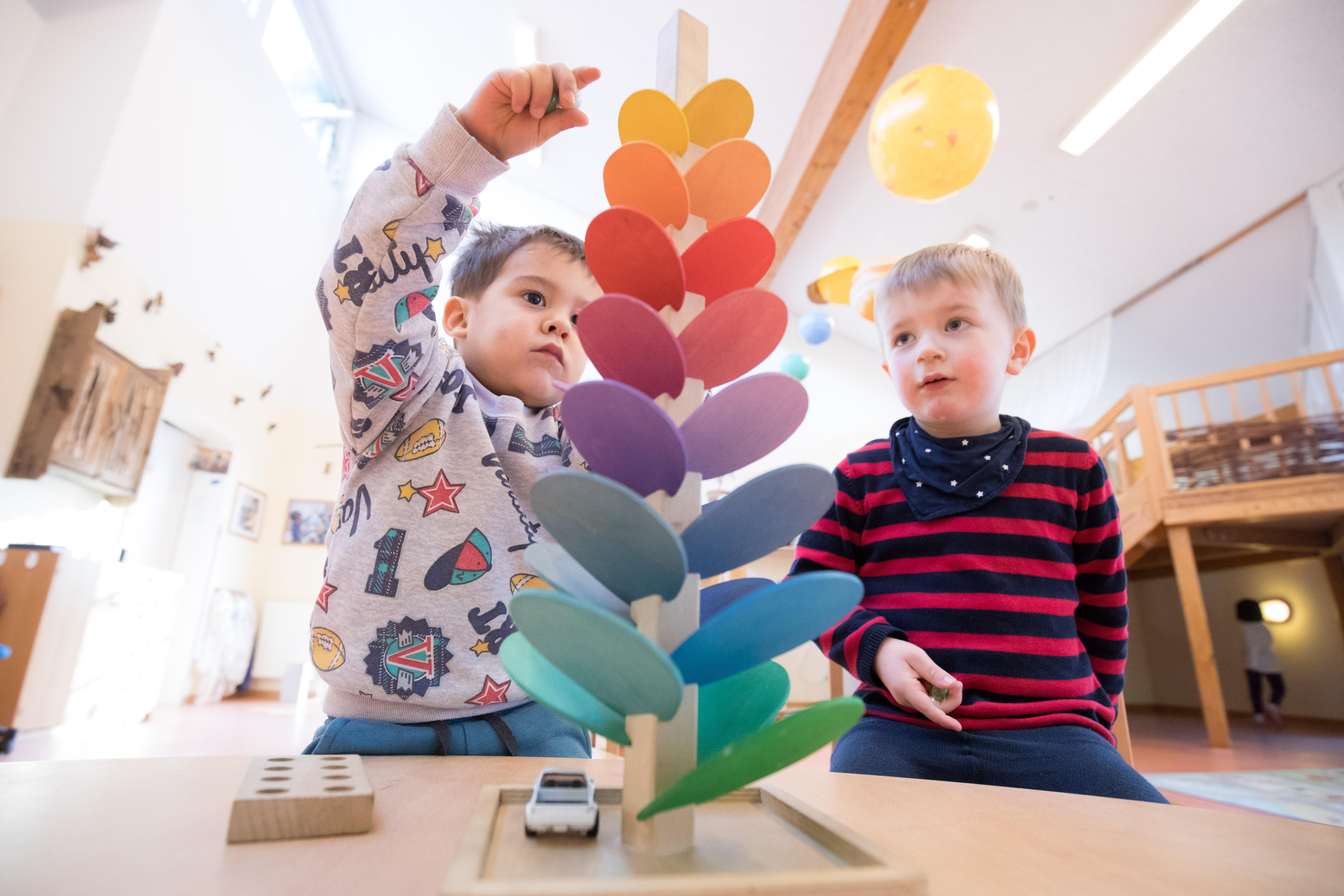 Familien bekommen mehr Geld. Geplant ist ein einmaliger Kinderbonus von 300 Euro pro Kind für jedes kindergeldberechtigte Kind. Der Bonus muss versteuert werden, er wird aber nicht auf die Grundsicherung angerechnet. Für Erweiterungen, Umbauten oder Neubauten von Kitas und Krippen soll es eine Milliarde Euro zusätzlich geben - auch, um die Hygienesituation zu verbessern.