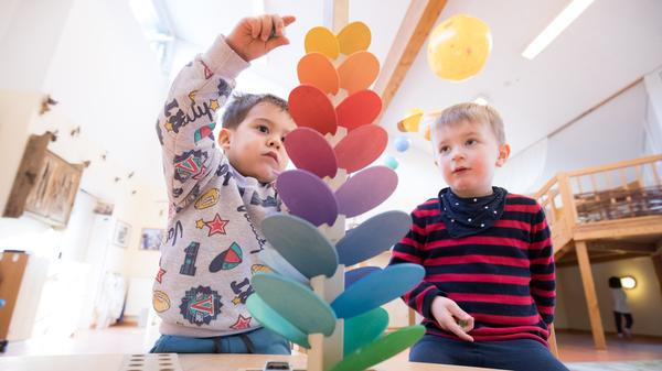 Familien bekommen mehr Geld. Geplant ist ein einmaliger Kinderbonus von 300 Euro pro Kind für jedes kindergeldberechtigte Kind. Der Bonus muss versteuert werden, er wird aber nicht auf die Grundsicherung angerechnet. Für Erweiterungen, Umbauten oder Neubauten von Kitas und Krippen soll es eine Milliarde Euro zusätzlich geben - auch, um die Hygienesituation zu verbessern.